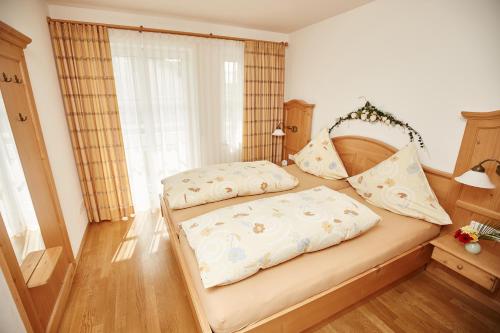 um quarto com uma cama e uma janela em Ferienwohnung Zapf em Oberstdorf