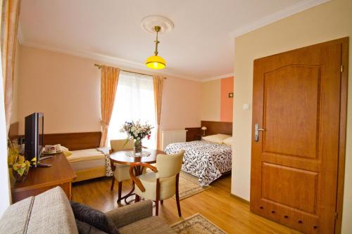 a room with a living room and a bedroom at Villa Tropikana in Łeba