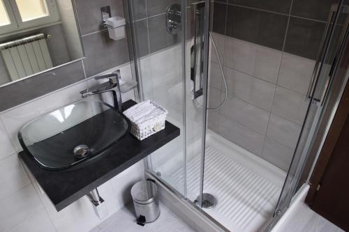 een badkamer met een wastafel en een douche bij rHome Sweet Home - Trastevere in Rome