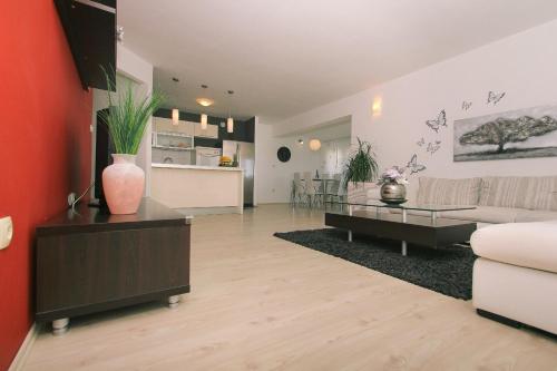 Afbeelding uit fotogalerij van Apartment Lara in Kaštel Novi