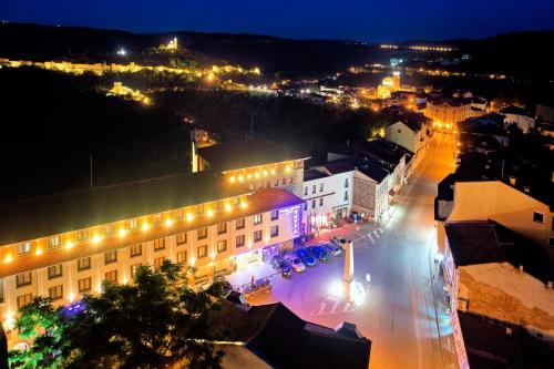 eine Aussicht über eine Stadt in der Nacht mit Lichtern in der Unterkunft Yantra Grand Hotel in Weliko Tarnowo