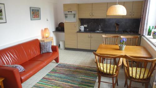 ein Wohnzimmer mit einem Sofa und einem Esstisch in der Unterkunft Lardinois vakantieverhuur in Beutenaken