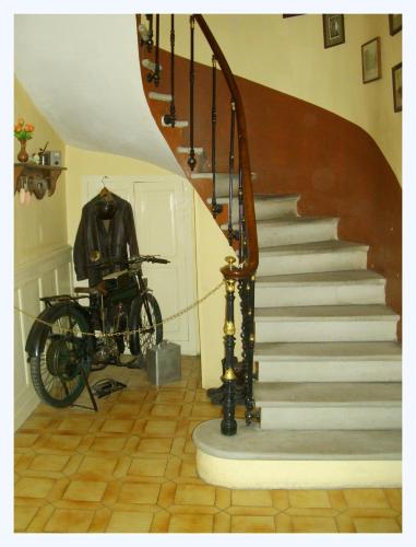 un escalier avec un vélo garé à côté d'un escalier dans l'établissement Maison St Georges, à Coursan