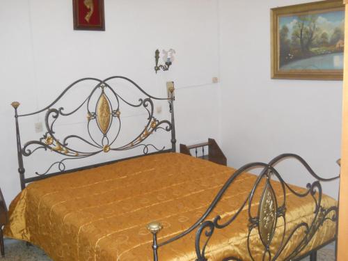 フランカヴィッラ・フォンターナにあるVilla Conte in Salentoのベッドルーム1室(オレンジ色のベッドカバー付)