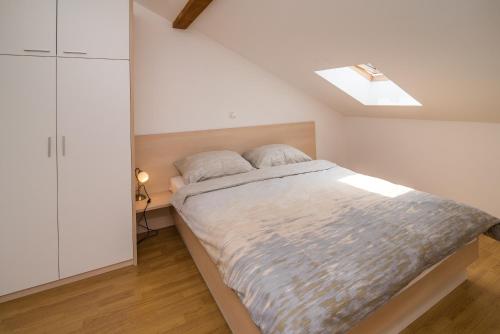 Posteľ alebo postele v izbe v ubytovaní Apartman Marinko