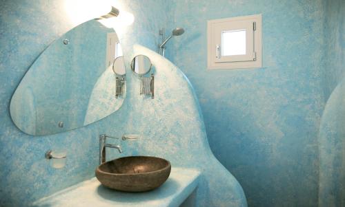 プラカにあるEvriali Beachfront Luxuryのバスルーム(洗面台、鏡付)