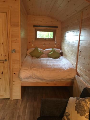 Ένα ή περισσότερα κρεβάτια σε δωμάτιο στο Riddings Wood lodges