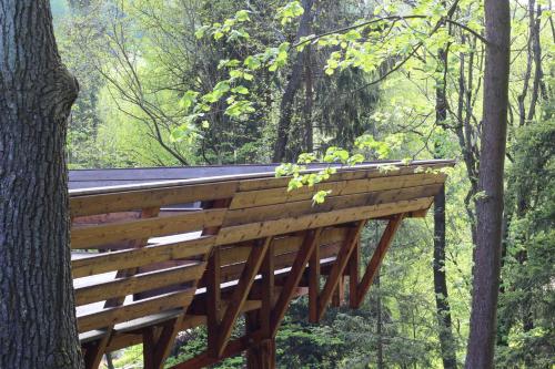 a wooden tree house in the woods at Dům bratří Čapků in Budislav
