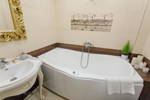 Un baño de Royal Suite Apartment with Jacuzzi