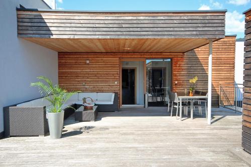 un patio con sofá y mesa en Appartements Waluliso by Schladming-Appartements, en Schladming
