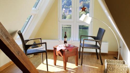 Ruang duduk di Ferienhaus Inselblick in Traumlage mit Balkon und Panoramablick