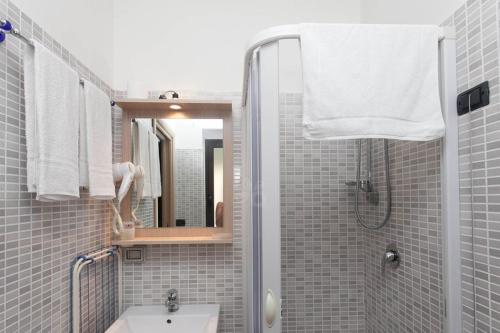 ein Bad mit einer Dusche, einem Waschbecken und einem WC in der Unterkunft Hotel Diamond Residence in Diamante