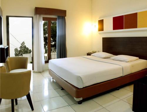 Postel nebo postele na pokoji v ubytování Hotel Ariandri Puncak