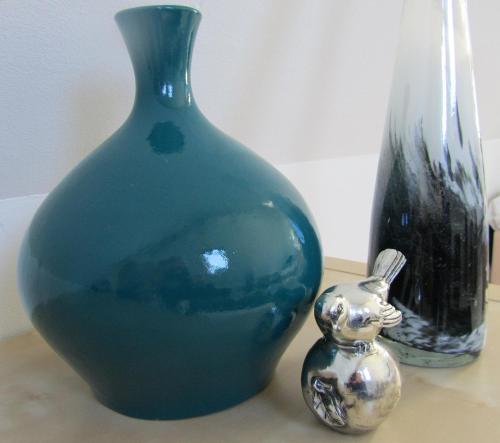 a blue vase and a small figurine on a table at Bed & Breakfast Kortenhoefsedijk in Kortenhoef