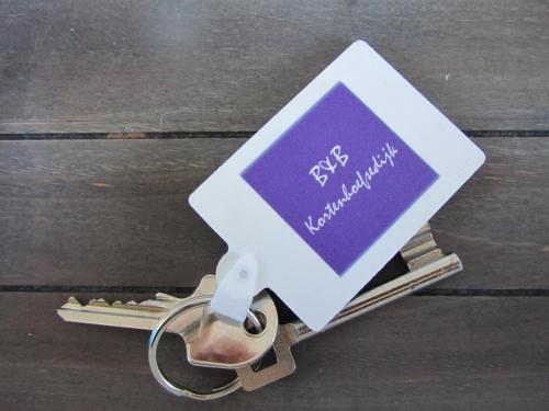a pair of scissors with a card on it at Bed & Breakfast Kortenhoefsedijk in Kortenhoef