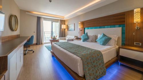 Postel nebo postele na pokoji v ubytování Ramada Resort Kusadasi & Golf