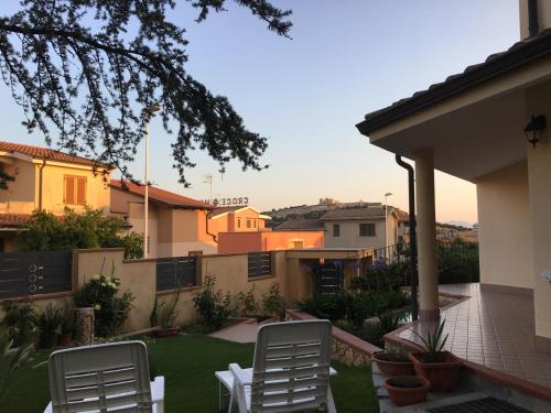 a patio with lawn chairs and buildings at Rosa's House - zona ospedaliera in Cagliari