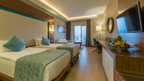 TV a/nebo společenská místnost v ubytování Ramada Resort Kusadasi & Golf
