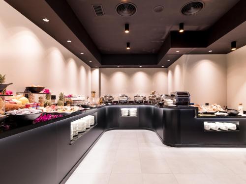 Un restaurante con una línea de buffet con comida. en Costa del Sol Torremolinos Hotel, en Torremolinos