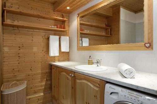 een badkamer met een wastafel en een wasmachine bij Apartment Balme 2 in Chamonix-Mont-Blanc