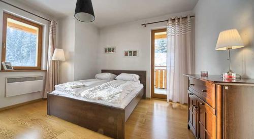 una camera con un letto e un comò di Apartament Madera Polna a Zakopane