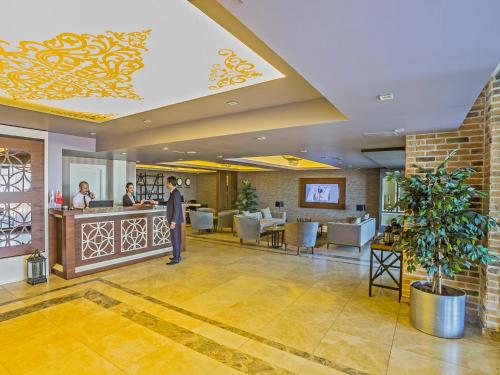 Lobi atau kawasan kaunter penerimaan di Alesha Suite Otel