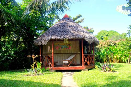 Taman di luar Chez Nath