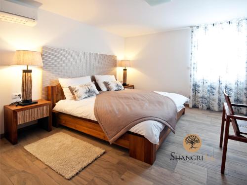 Ένα ή περισσότερα κρεβάτια σε δωμάτιο στο Shangri La Rooms