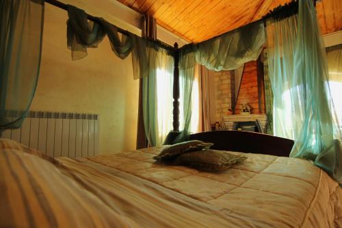 Postel nebo postele na pokoji v ubytování Hotel Il Feudo Dei Pierleoni