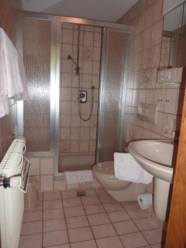 Salle de bains dans l'établissement Atina Hotel