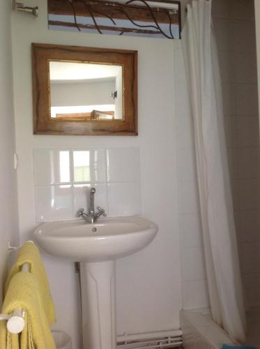 a bathroom with a sink and a mirror at Chambres d'Hôtes de Fleurus in Pézenas