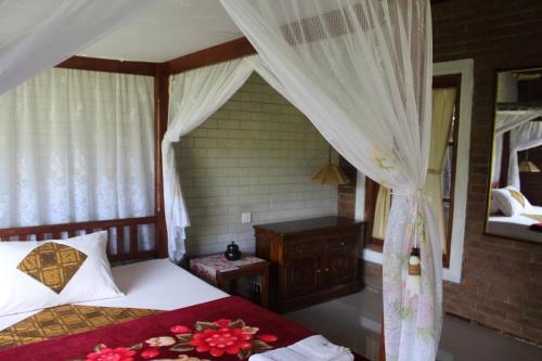 Кровать или кровати в номере Tegal Jero Homestay