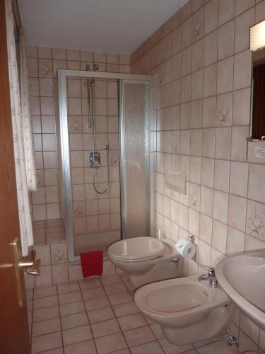 Salle de bains dans l'établissement Atina Hotel