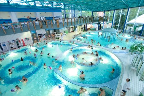 un groupe de personnes dans une piscine dans l'établissement KIShotel am Kurpark, à Bad Soden-Salmünster