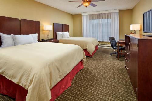 Pokój hotelowy z 2 łóżkami i biurkiem w obiekcie Sands by the Sea Motel w mieście San Simeon