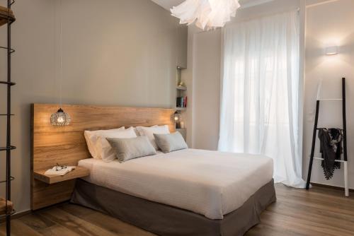 una camera con un grande letto e una grande finestra di No17 Pireos Street a Chania