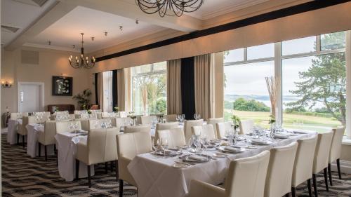 The Carlyon Bay Hotel and Spaにあるレストランまたは飲食店