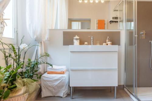 bagno con lavandino bianco e doccia di Borgo dei Salinari Apartments a Cervia