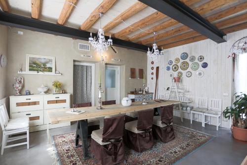 a dining room with a large wooden table and chairs at Ca' Blanca in Castelnuovo del Garda