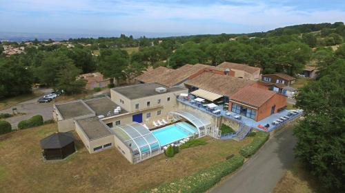 une vue aérienne d'une maison avec piscine dans l'établissement VVF Le Pays Cathare Carcassonne, à Saissac