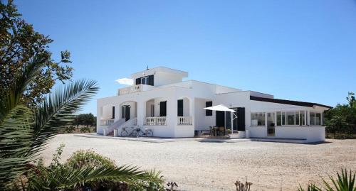 een groot wit huis met veel ramen bij Villa Giulia & Gaia - Guest House in Nardò