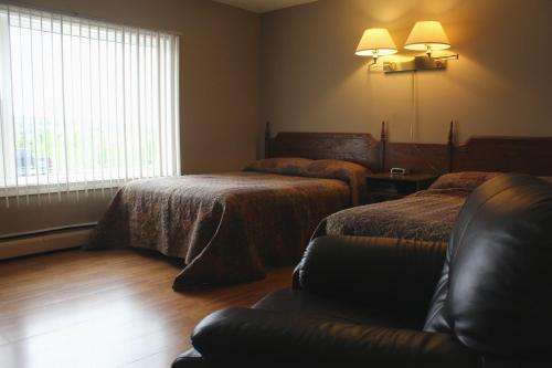 Een bed of bedden in een kamer bij Silverwood Inn Hotel Bay Roberts