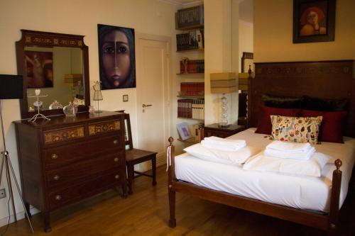 シャヴェスにあるKm 0 - Charming Houseのベッドルーム1室(ベッド1台、ドレッサー、鏡付)