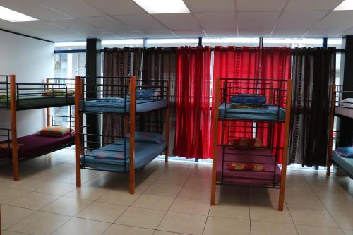 
a room with two bunk beds in it at Mahana Lodge Hostel & Backpacker in Papeete
