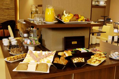 een buffet met verschillende soorten eten op tafel bij Land Plaza Hotel in Bahía Blanca