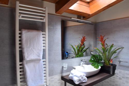A bathroom at Cento Tari' Guest House