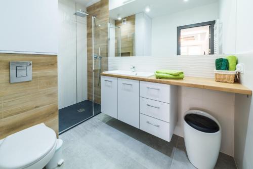 a bathroom with a toilet and a sink and a shower at Apartament Marina Przy Porcie Nad Niegocinem in Giżycko