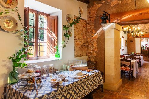 ein Tisch mit Essen darauf in einem Raum in der Unterkunft Agroturisme Ca'n Gaia in Portocolom