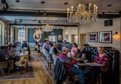 Επισκέπτες που μένουν στο The Golden Fleece Hotel, Thirsk, North Yorkshire - The Coaching Inn Group