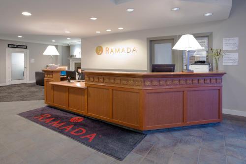 a law firm courtroom with a reception desk at Ramada by Wyndham Duncan Cowichan Valley in Duncan